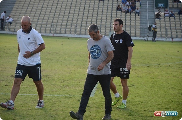 הראש למטה, ובצדק. חיים שאבו במרכז (אמיר אזון)